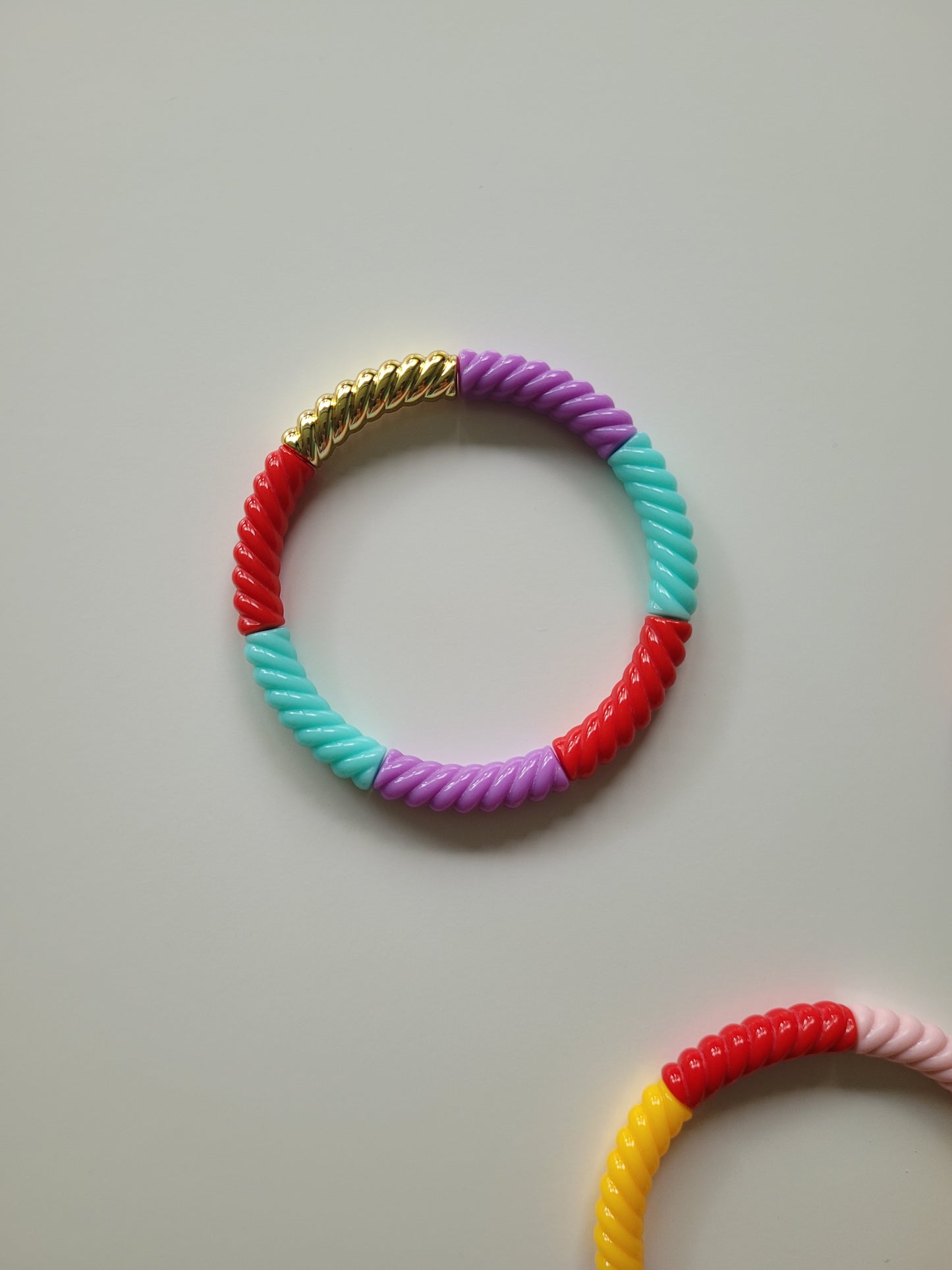 Ribbelarmbandjes met rood
