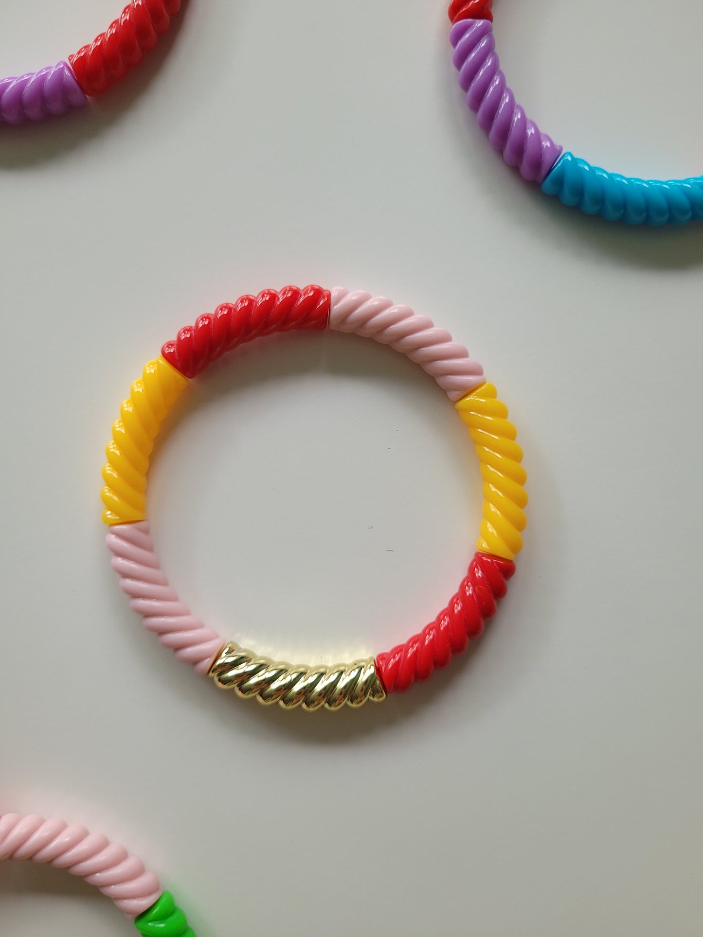Ribbelarmbandjes met rood