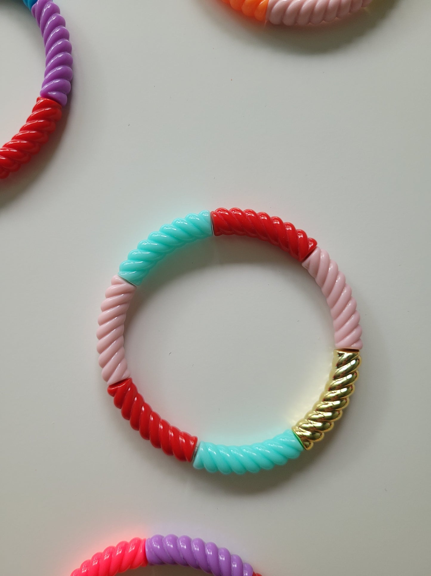 Ribbelarmbandjes met rood
