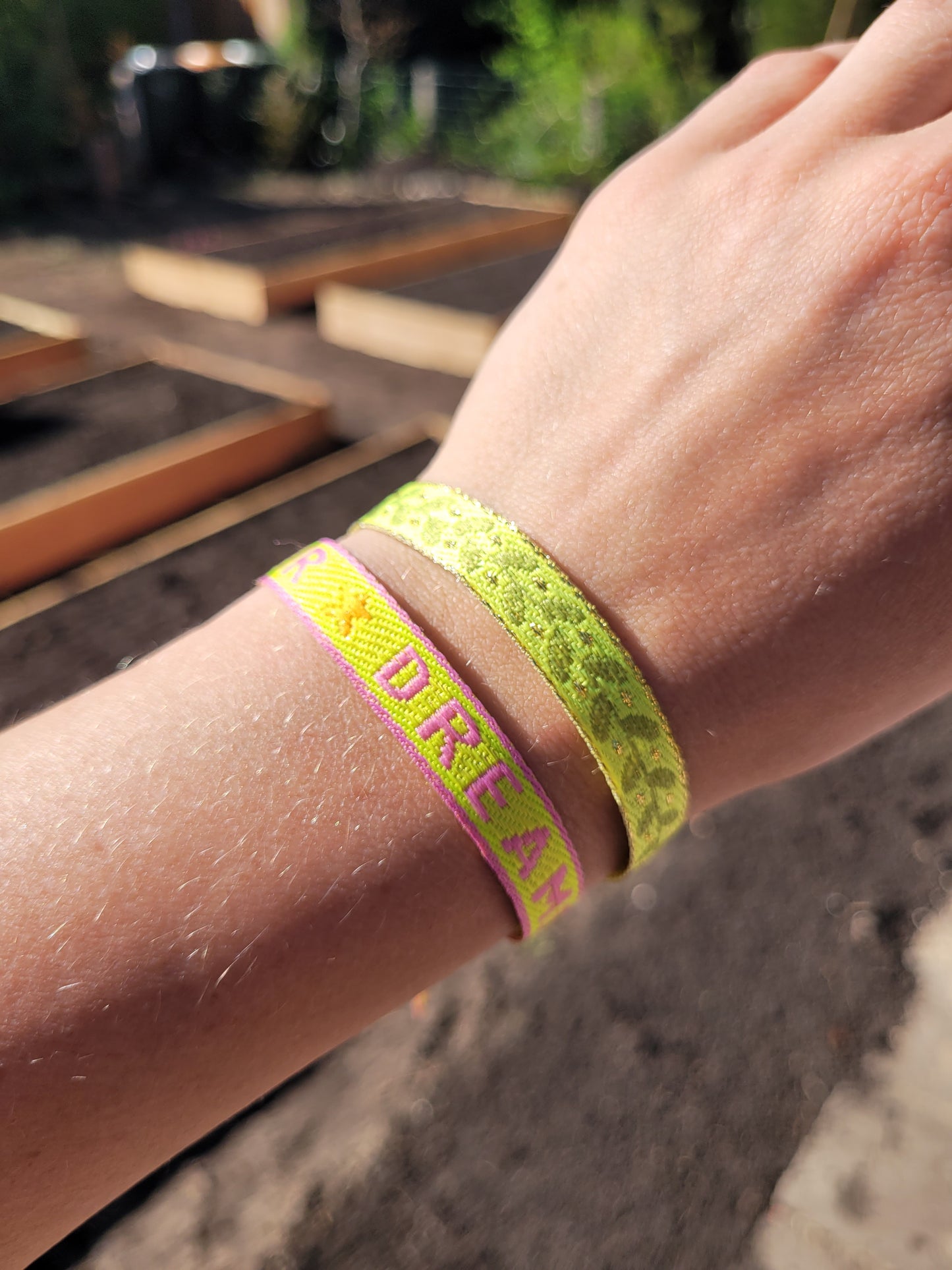 Festivalarmbandjes geel en paars