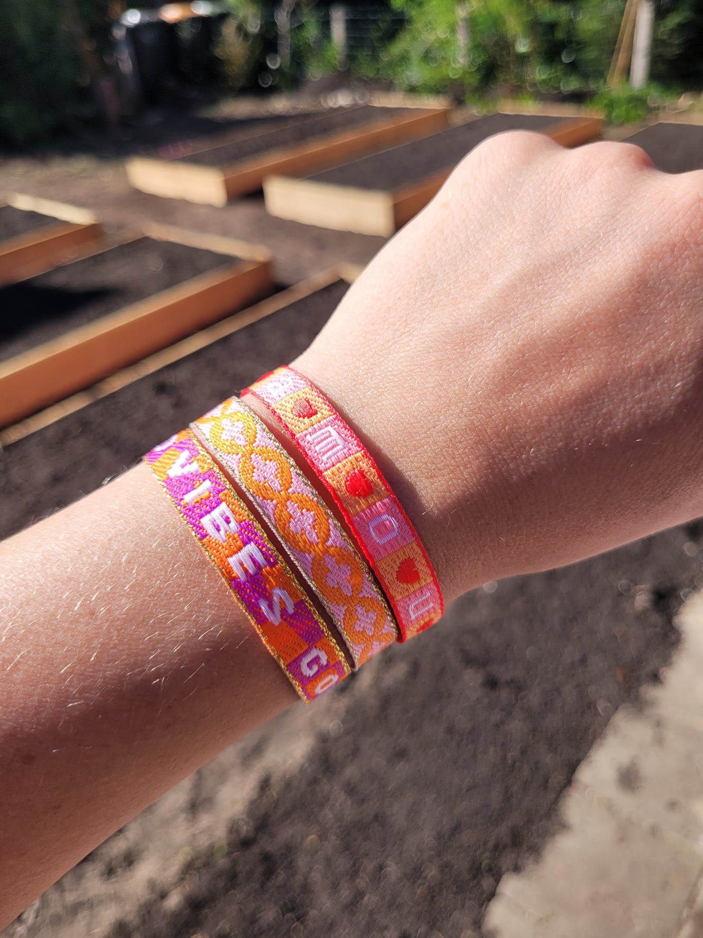 Festivalarmbandjes oranje, roze en rood