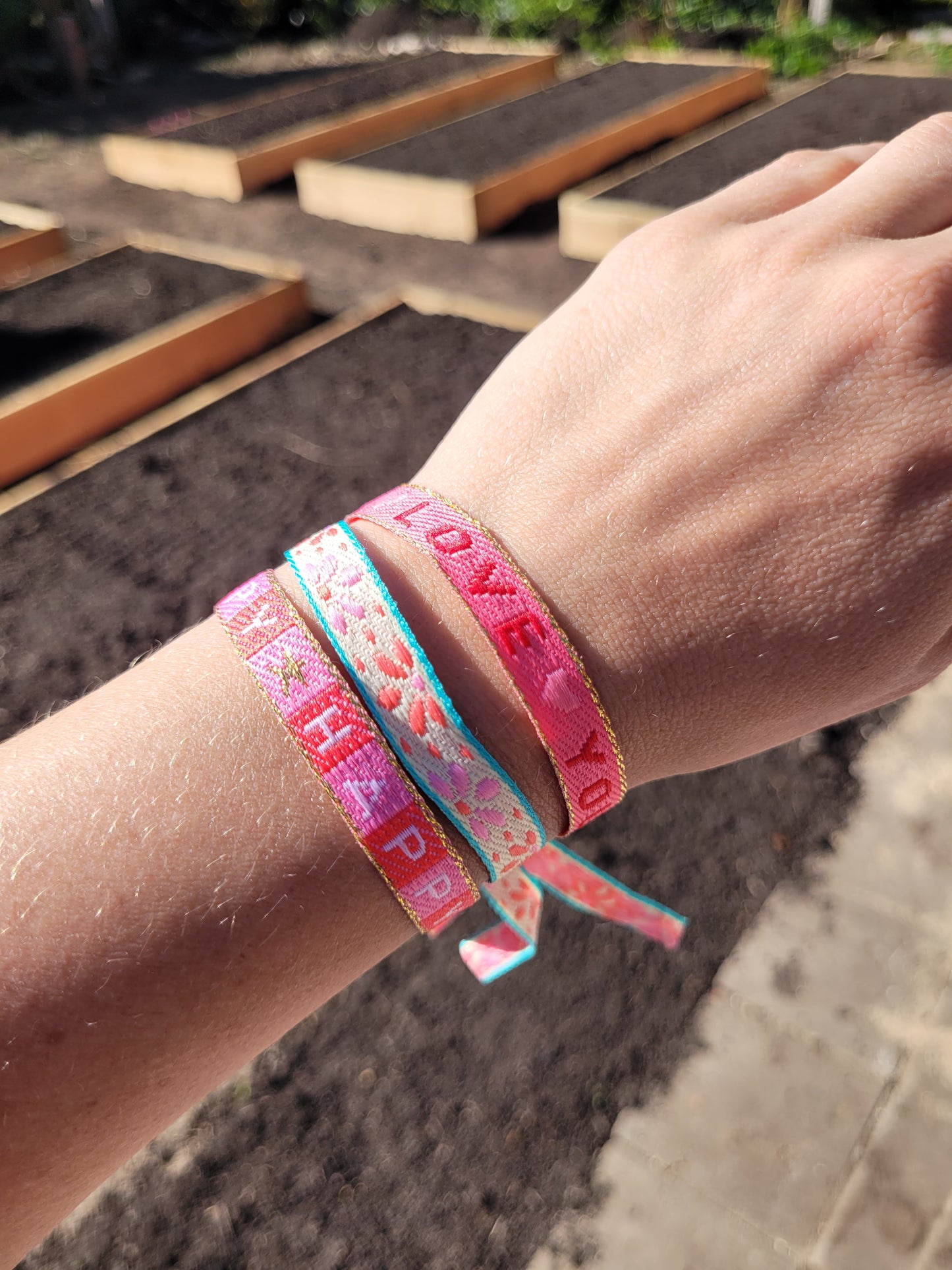 Festivalarmbandjes roze en rood