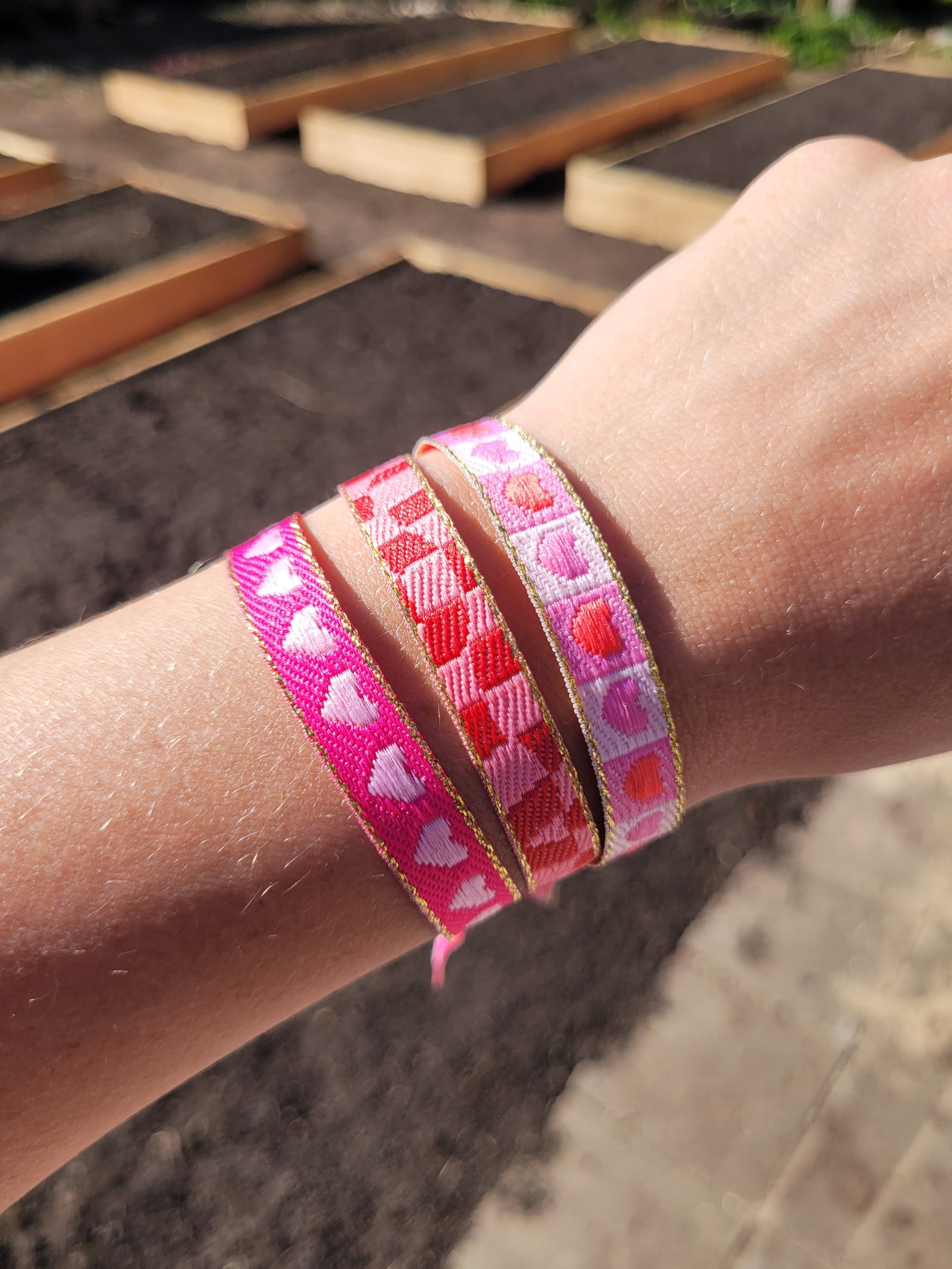 Festivalarmbandjes roze en rood