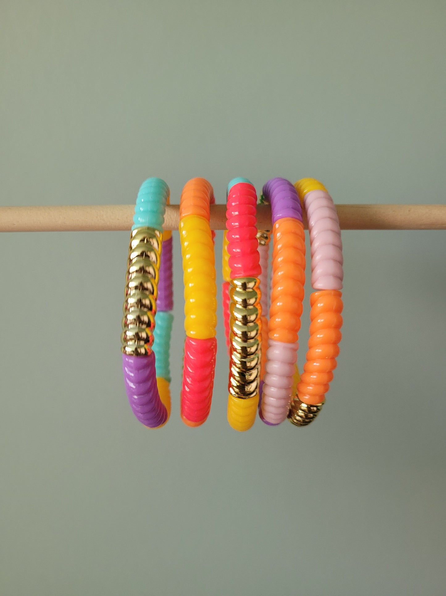 Ribbelarmbandjes in zoete kleuren