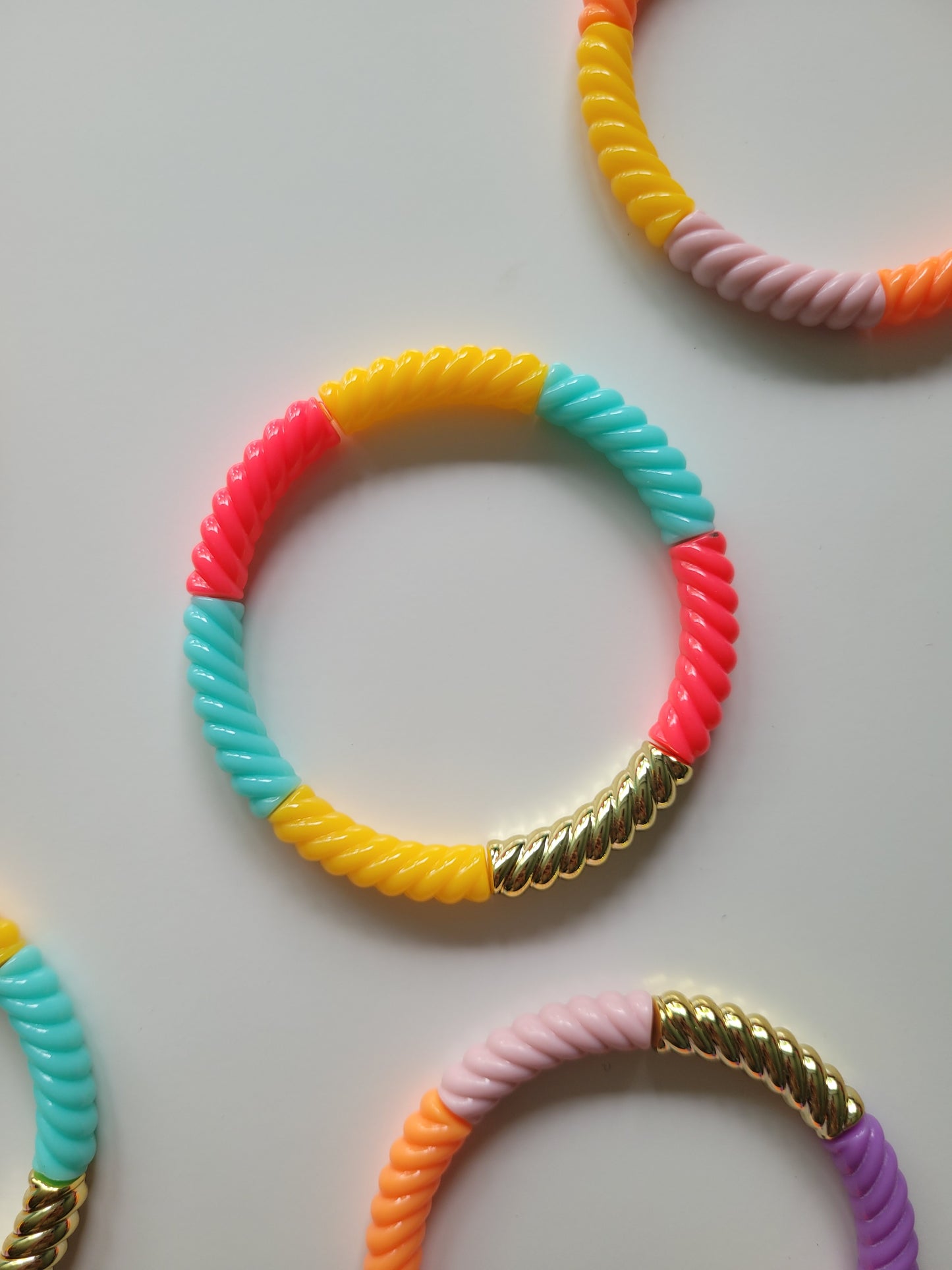 Ribbelarmbandjes in zoete kleuren