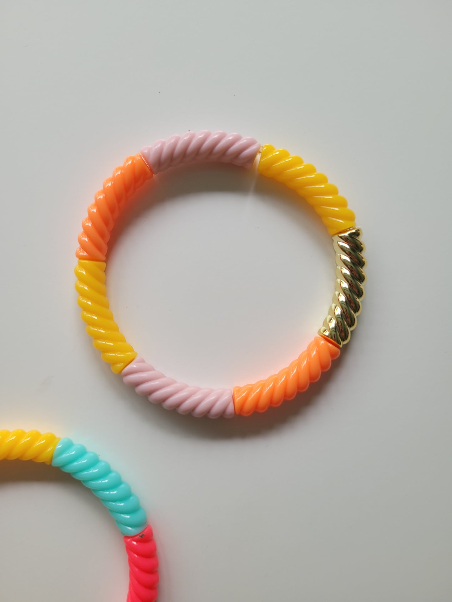 Ribbelarmbandjes in zoete kleuren