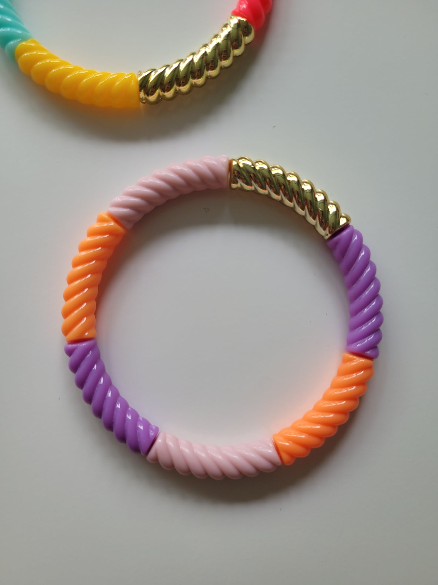 Ribbelarmbandjes in zoete kleuren