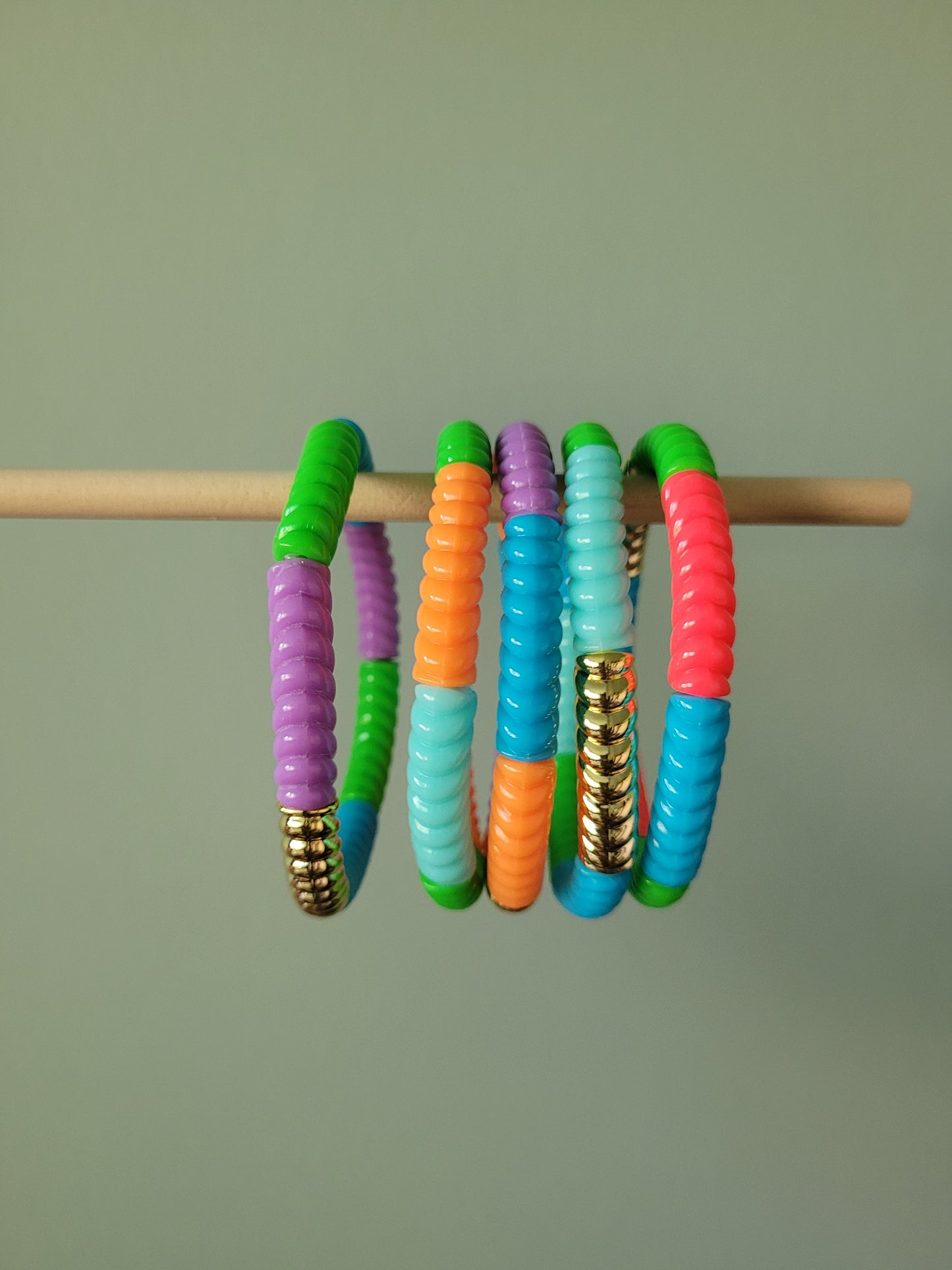 Ribbelarmbandjes in frisse kleuren