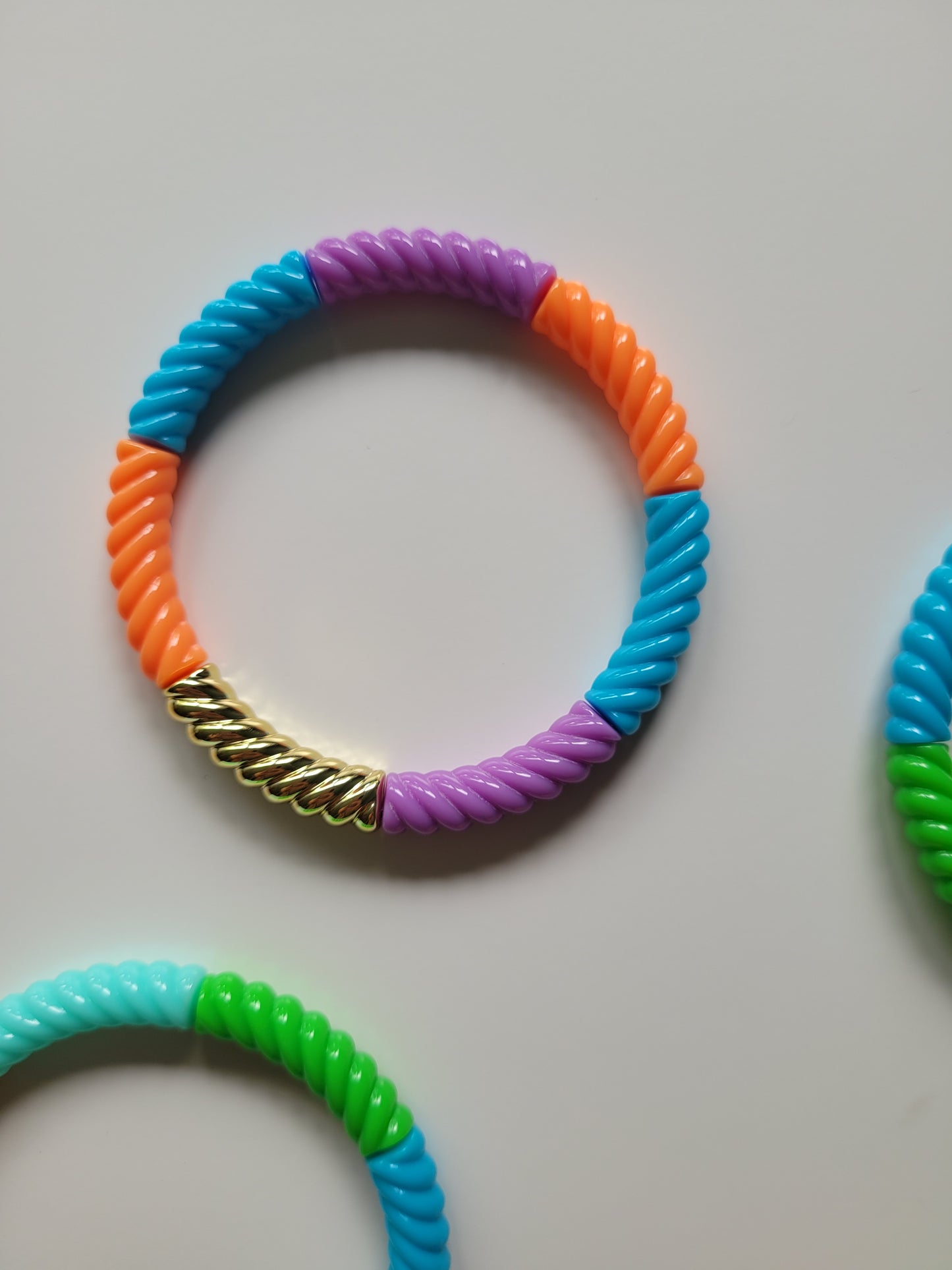 Ribbelarmbandjes in frisse kleuren