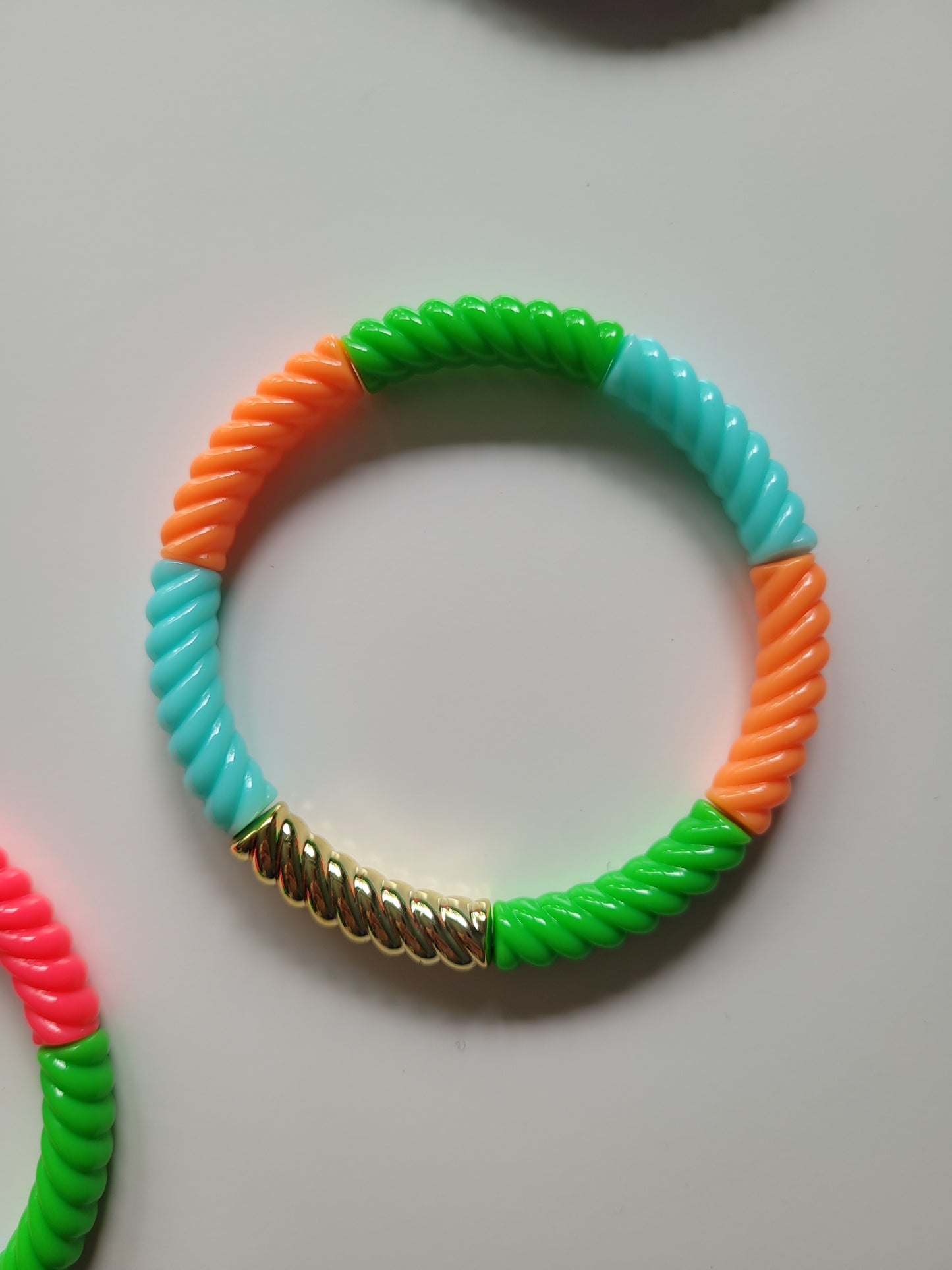 Ribbelarmbandjes in frisse kleuren