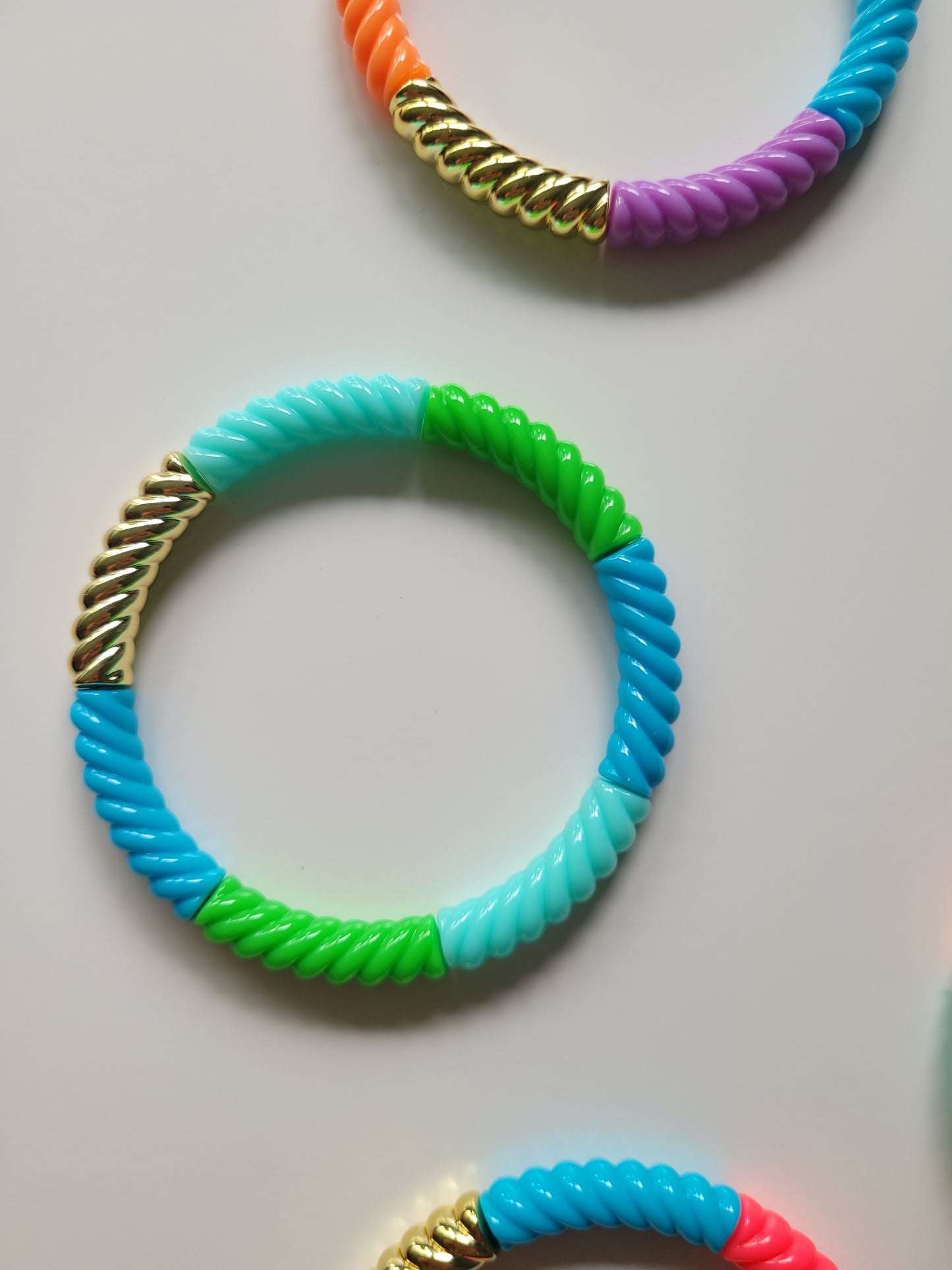 Ribbelarmbandjes in frisse kleuren