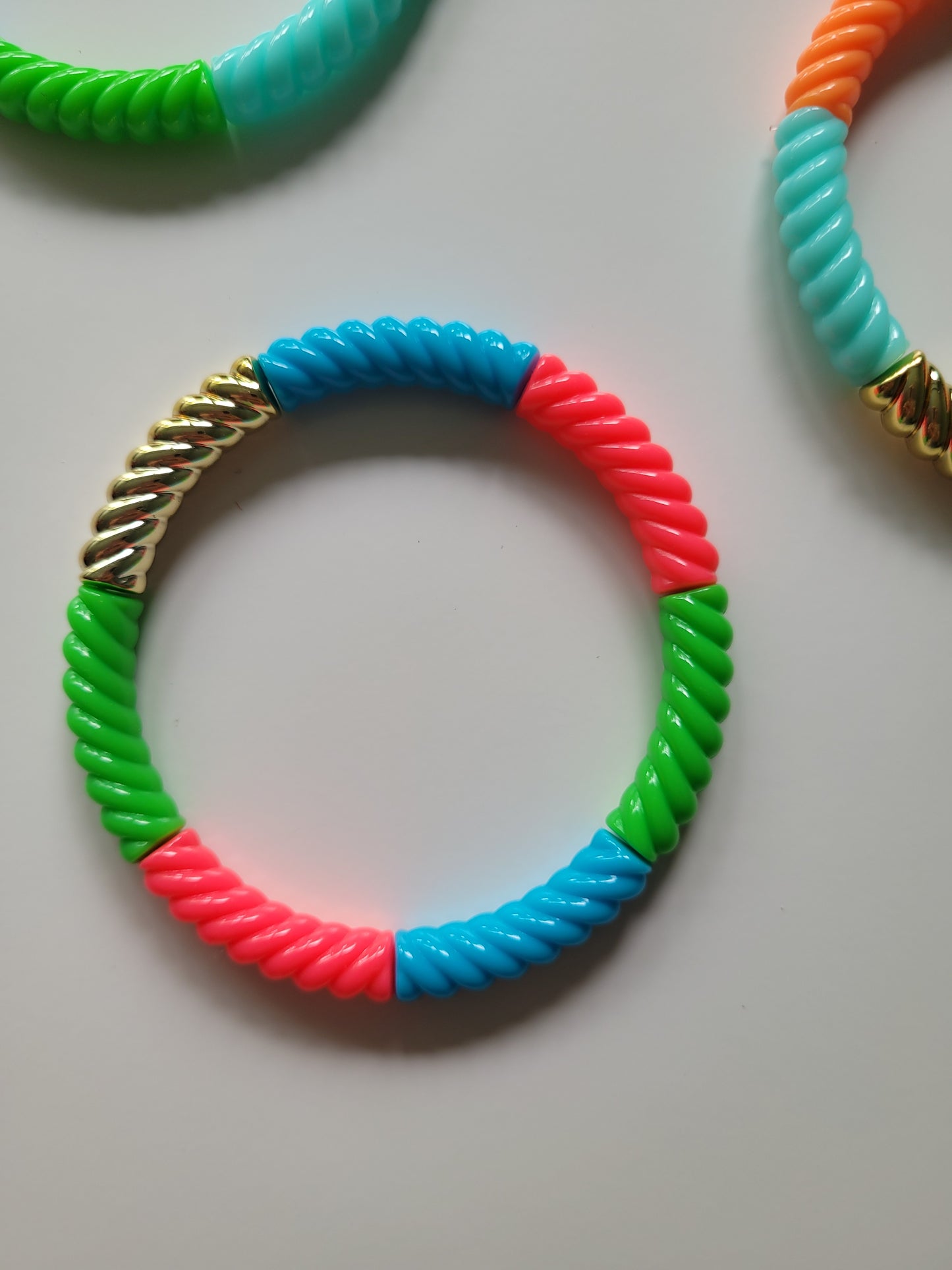 Ribbelarmbandjes in frisse kleuren