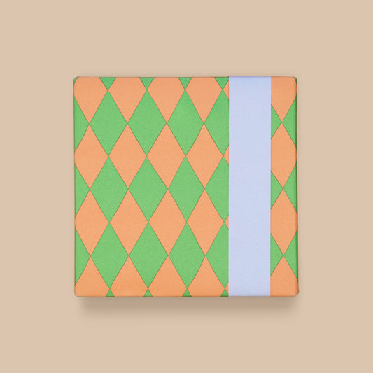 Inpakpapier licht blauw met groene en zalmkleurige ruit