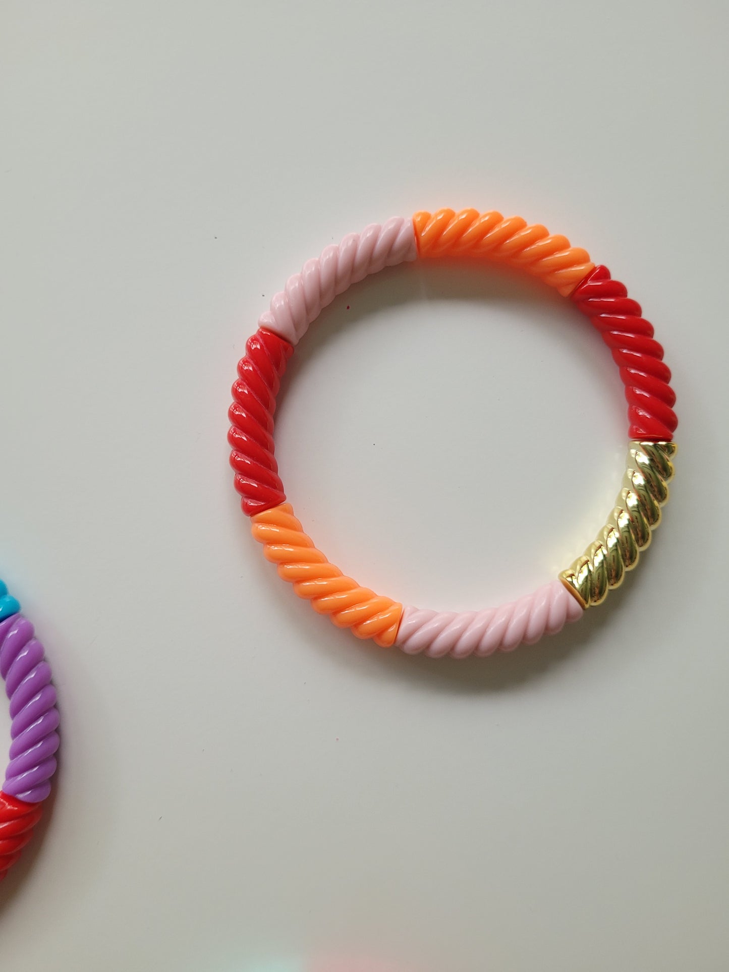 Ribbelarmbandjes met rood