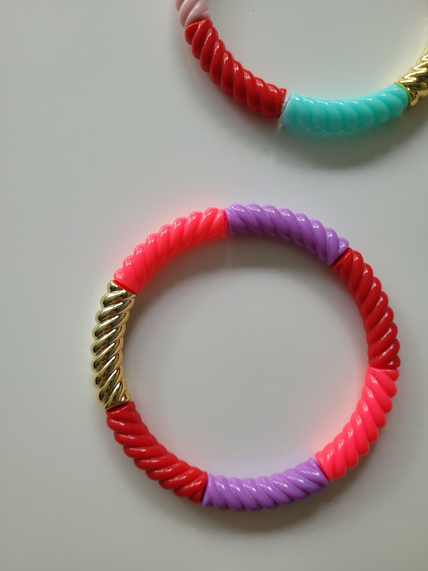 Ribbelarmbandjes met rood