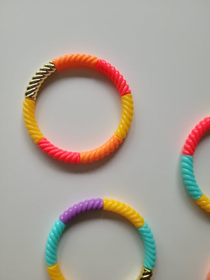 Ribbelarmbandjes in zoete kleuren
