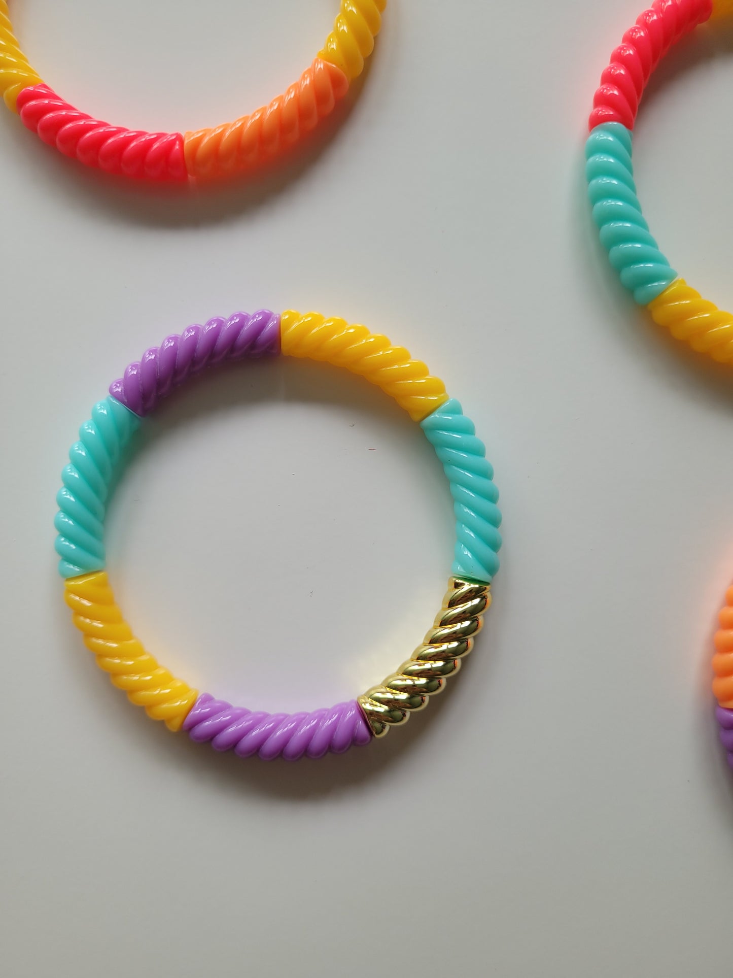 Ribbelarmbandjes in zoete kleuren